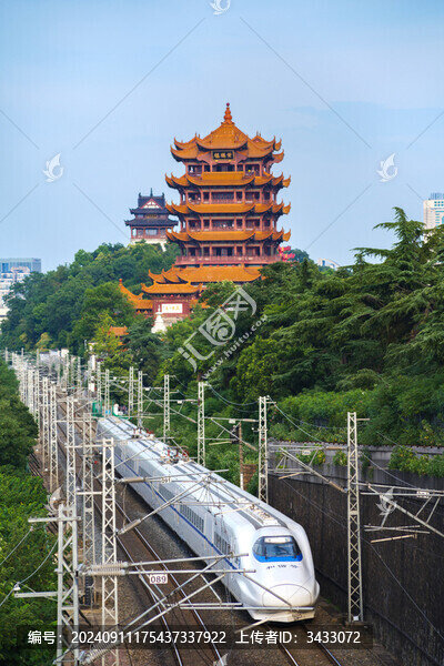 武漢和諧號高鐵列車駛過黃鶴樓