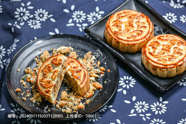 中秋節(jié)傳統(tǒng)口味的五仁月餅特寫