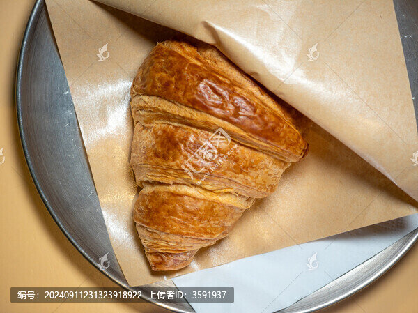 餐盤里的黃油香酥牛角包