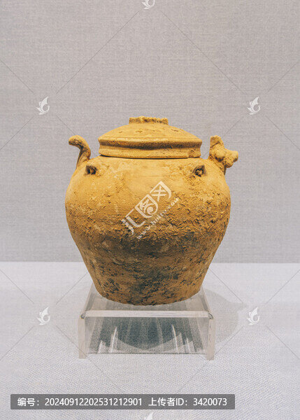 南朝時(shí)期青瓷雞首四系帶蓋壺