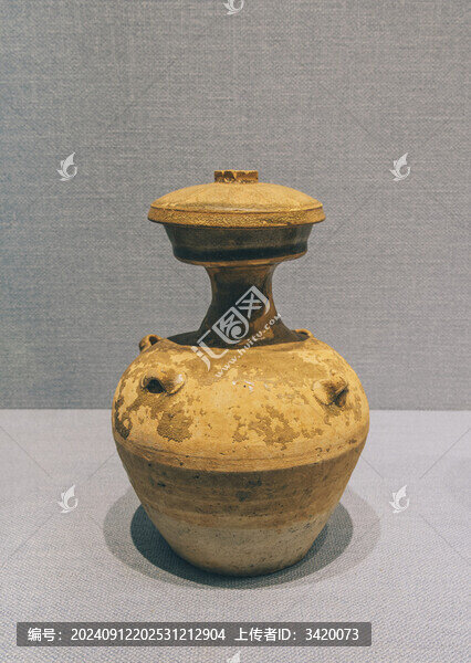 南朝時(shí)期青釉帶蓋盤(pán)口四系壺
