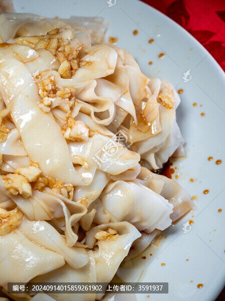 湛江特色美食蒜香花生油撈寬米粉