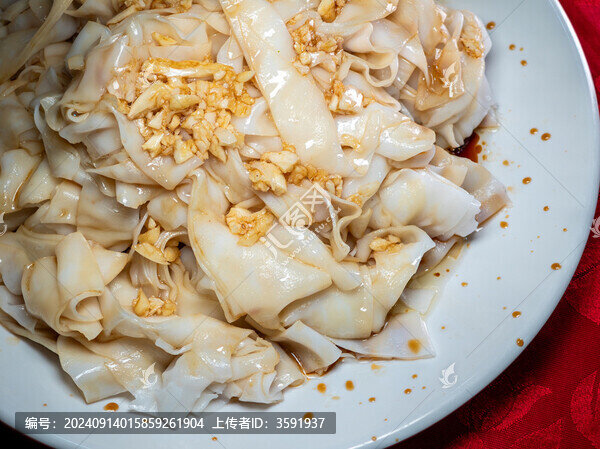 湛江特色美食蒜香花生油撈寬米粉