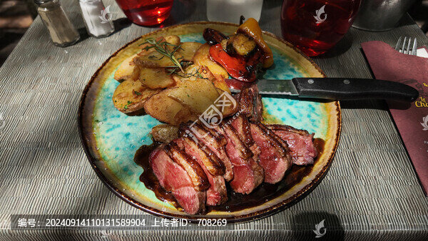 法式烤鴨胸配烤土豆和蔬菜