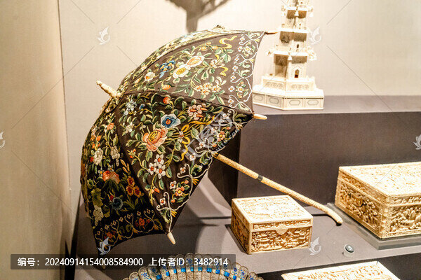 清代象牙雕花卉紋柄廣繡花卉紋傘