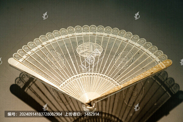 清代象牙雕開光花卉寶塔紋折扇