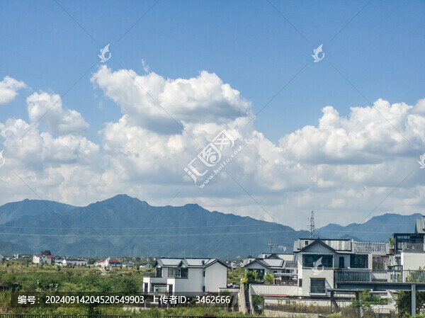 大山下的村莊