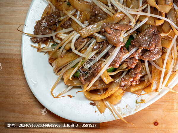 餐盤里的傳統(tǒng)粵菜牛肉炒河粉