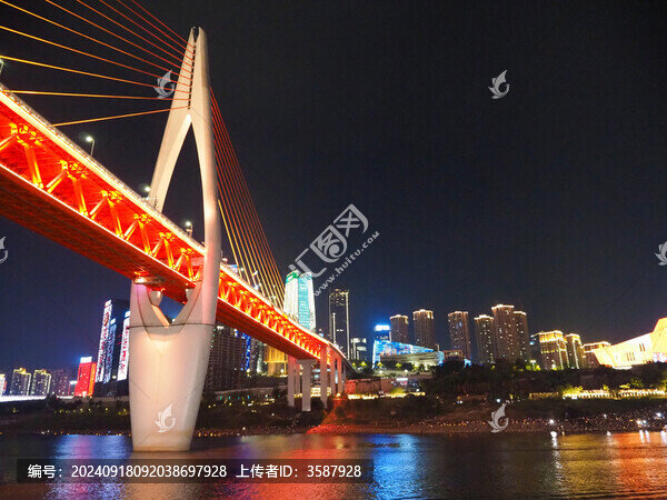 重慶夜晚的千廝門大橋及城市夜景