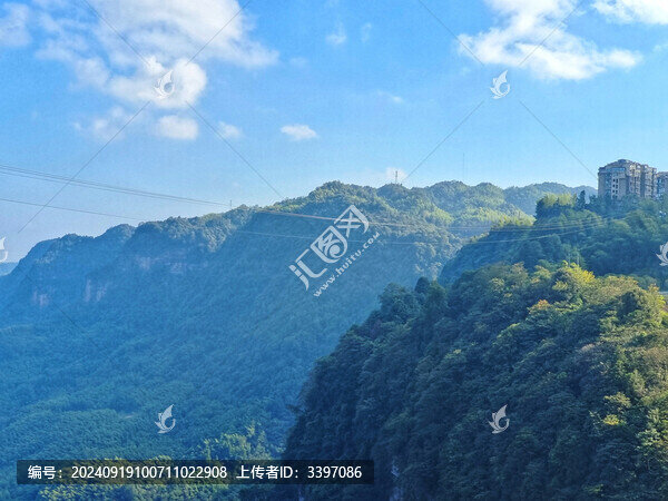 天鵝堡崖邊樓房