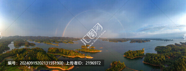 寬幅彩虹背景下的湖光山色全景圖