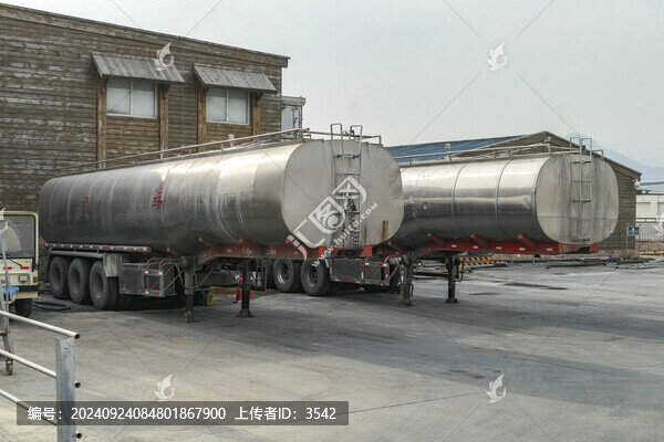 鮮奶罐車