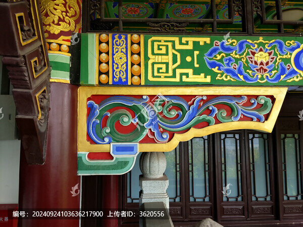 鴻恩寺雕梁畫拱