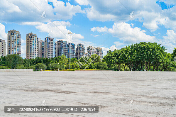 空曠的地面廣場(chǎng)和現(xiàn)代住宅建筑