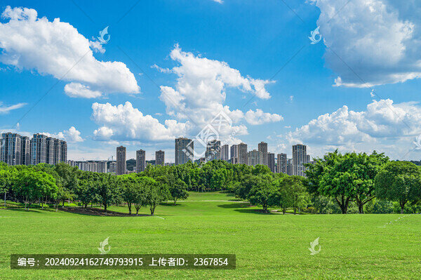 公園綠色大草坪與周圍的住宅建筑