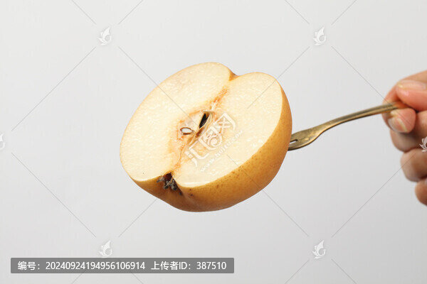 切開的秋梨