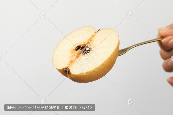 切開的秋梨