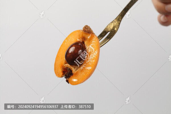 切開的枇杷