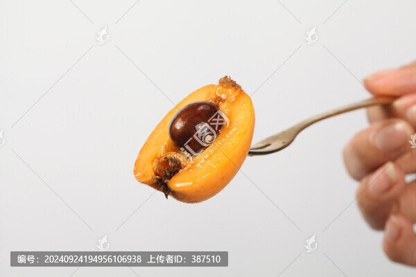 切開的枇杷