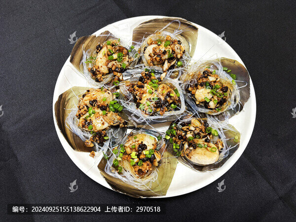 粵菜烹飪豉汁粉絲蒸帶子俯拍