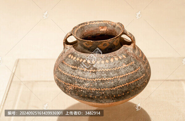 新石器時代的彩繪雙耳陶罐