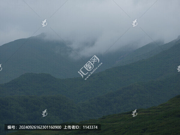 山間云霧繚繞