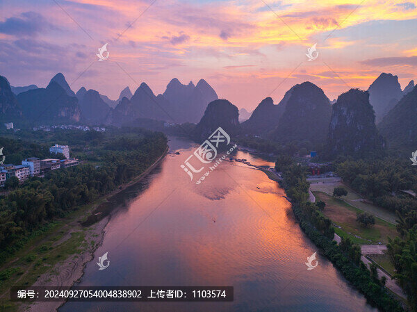 桂林陽(yáng)朔漓江日出朝霞