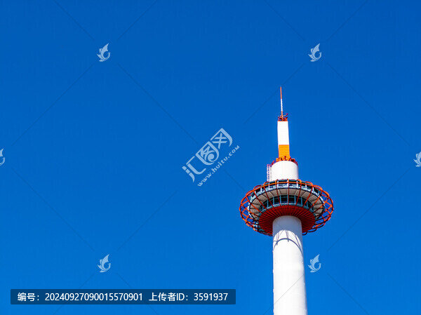 蔚藍(lán)天空下的白色瞭望塔
