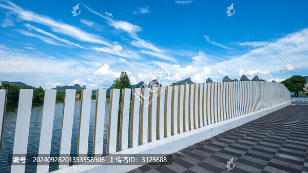 藍(lán)天白云與圍欄