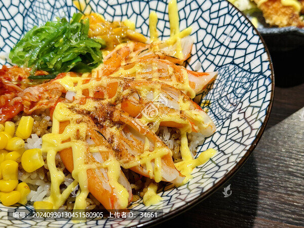 日式料理三文魚蔬菜沙拉蟹腳飯