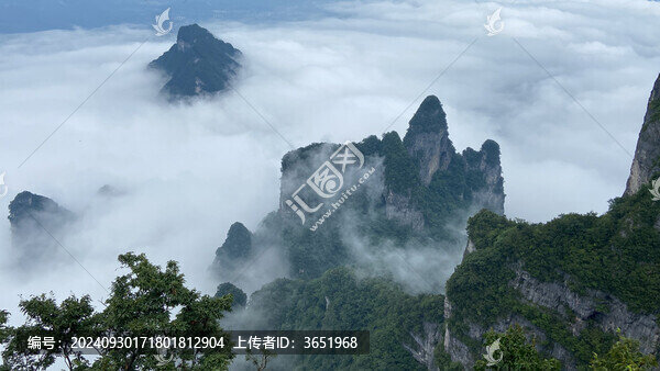 云霧下的山