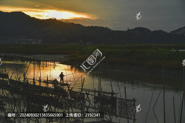 夕陽下霞浦縣鹽田畬族鄉(xiāng)漁村漁民