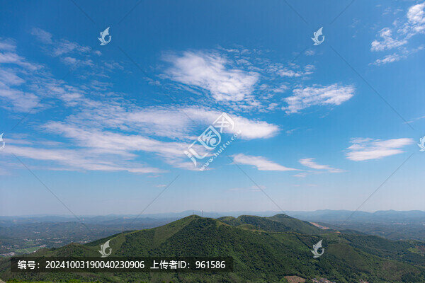 山頂藍(lán)天草地