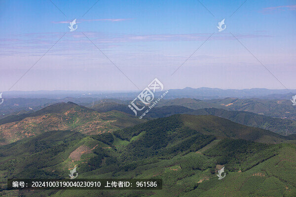 山頂藍(lán)天草地