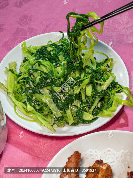 餐盤里的蒜蓉炒通心菜