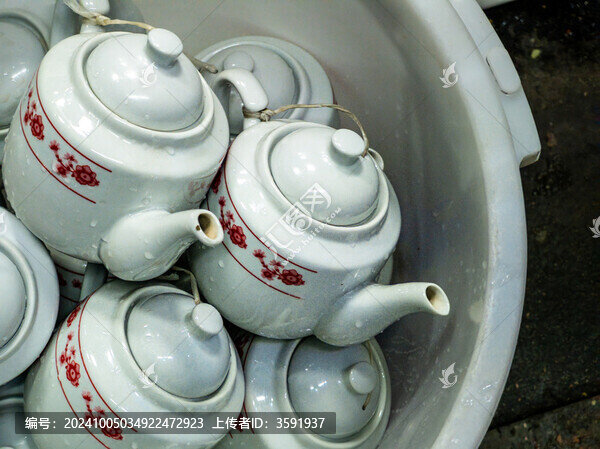 堆疊的復古花紋陶瓷茶壺