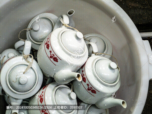 堆疊的復(fù)古花紋陶瓷茶壺