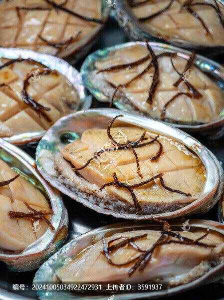 金屬餐盤里的清蒸鮑魚