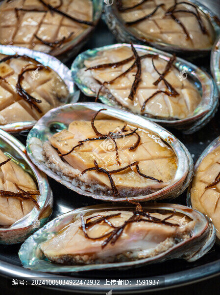 金屬餐盤里的清蒸鮑魚