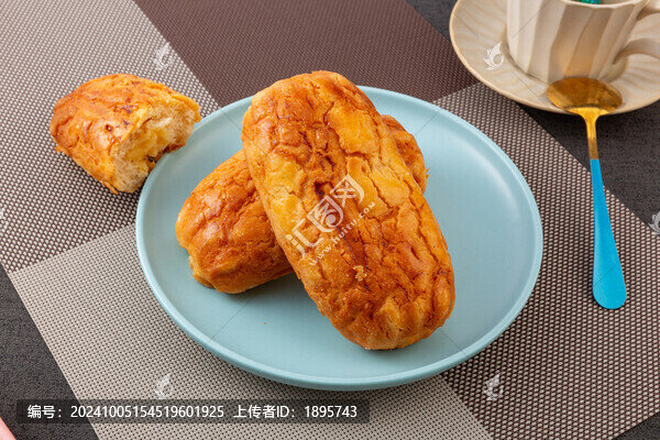 菠蘿粒粒夾心面包