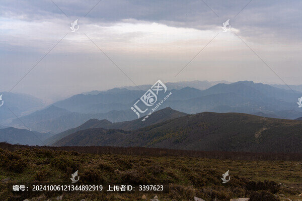 山頂?shù)娘L光