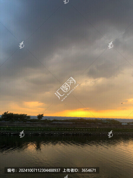 夕陽(yáng)下的天空美景