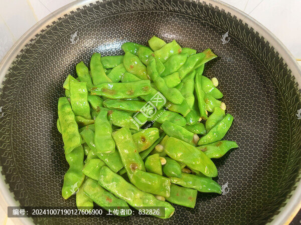 家庭版炒油豆角鍋里拍攝