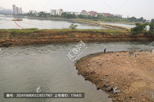 河邊釣魚