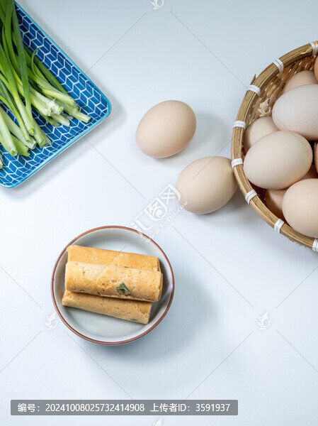放在白色桌面上的雞蛋卷