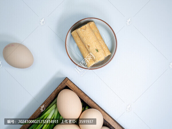 放在白色桌面上的雞蛋卷