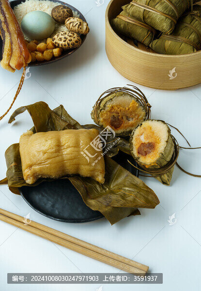 餐桌上的粽子