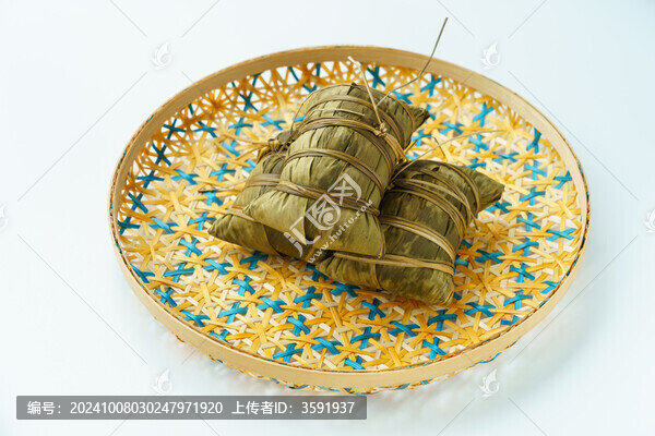 餐桌上的粽子