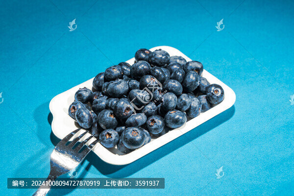 新鮮飽滿的藍(lán)莓