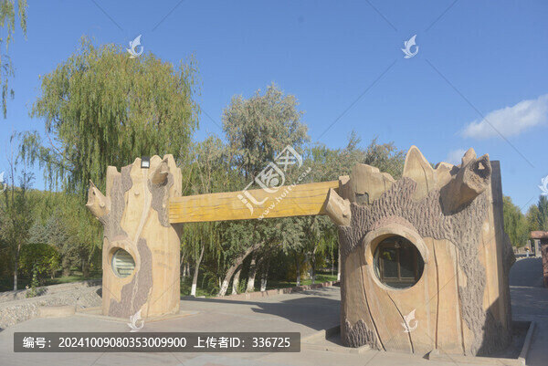 嘉峪關(guān)長城景區(qū)胡楊造型牌樓